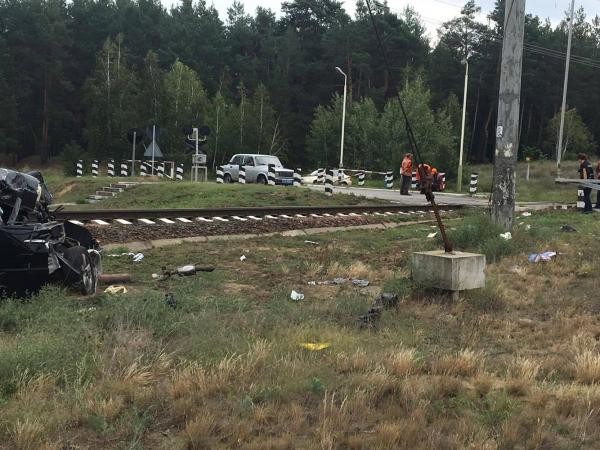 Масштабное ДТП под Киевом: поезд снес «Лексус» на переезде (ФОТО, ВИДЕО)