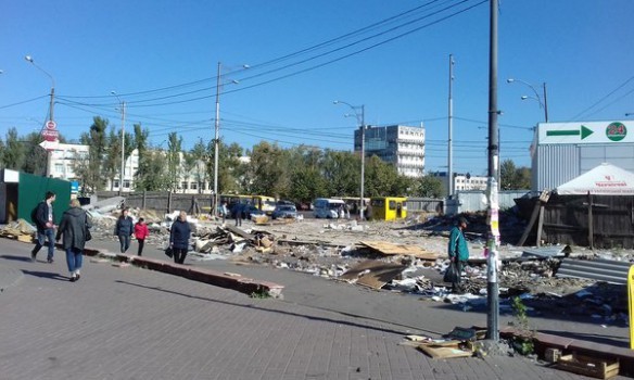 Возле столичного метро массово сносят МАФы (фото)