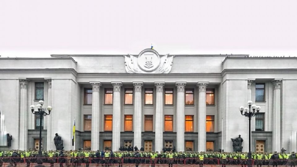 Под Радой собралось много полицейских и митингующих (видео)