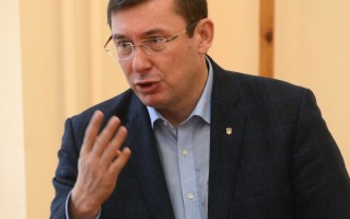 Луценко залишить намети під Верховною Радою