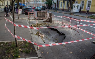 Біля посольства Польщі в Києві провалився асфальт (фото)