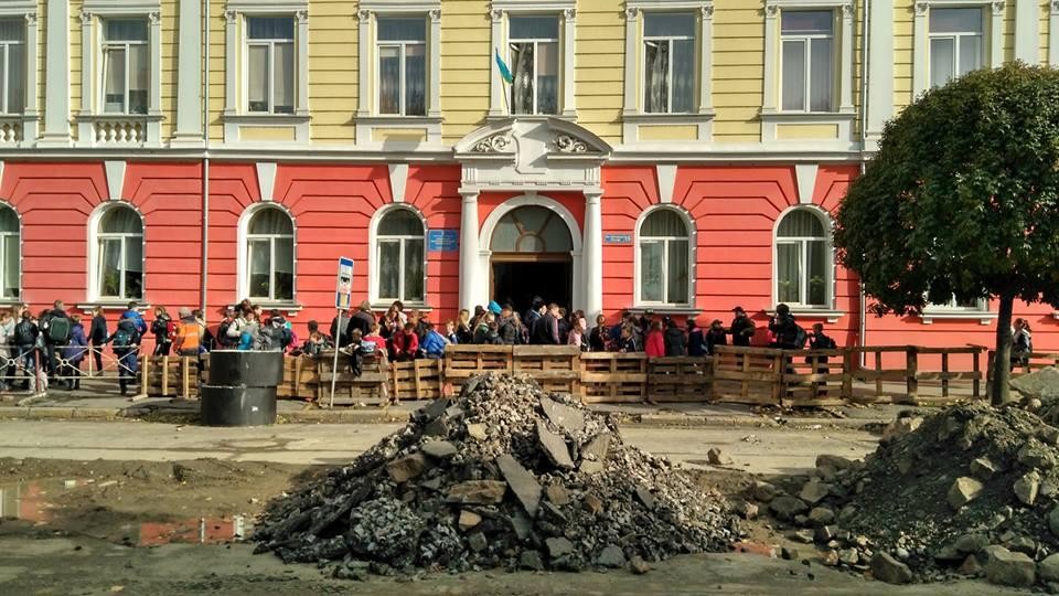 Взрыв в одной из ужгородских школ: эвакуировано больше 10 детей