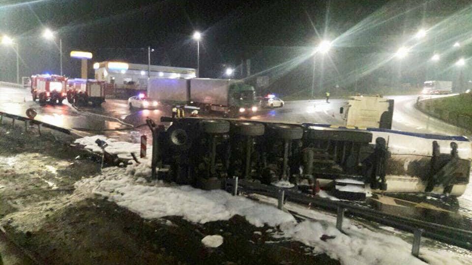 Возле Львова перевернулся бензовоз с топливом (фото)