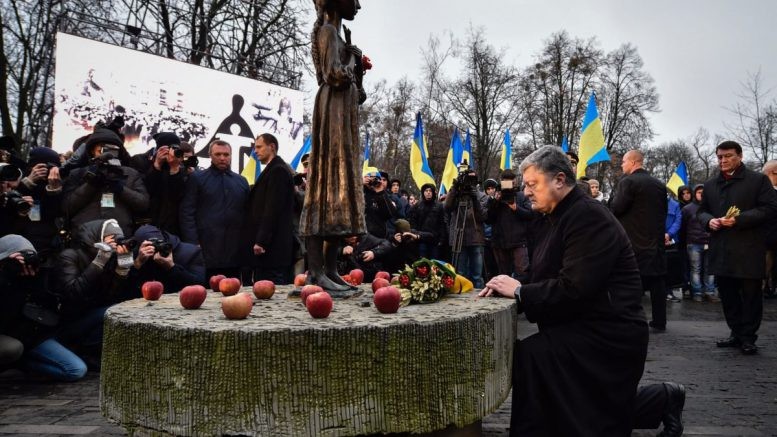 Уже второй солдат упал в обморок во время выступления Порошенко