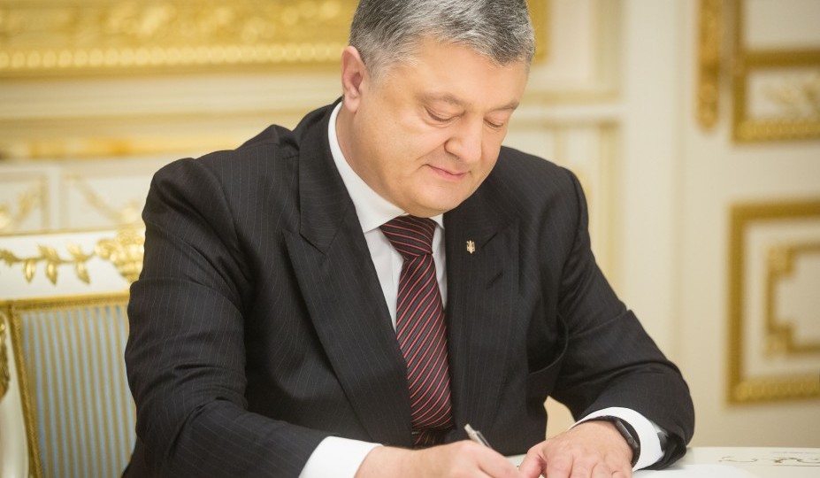 Порошенко подписал закон о новых выходных