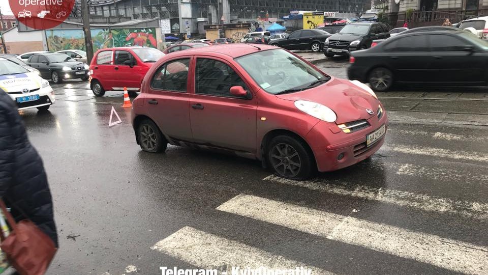 На Подоле автомобиль сбил троих на остановке