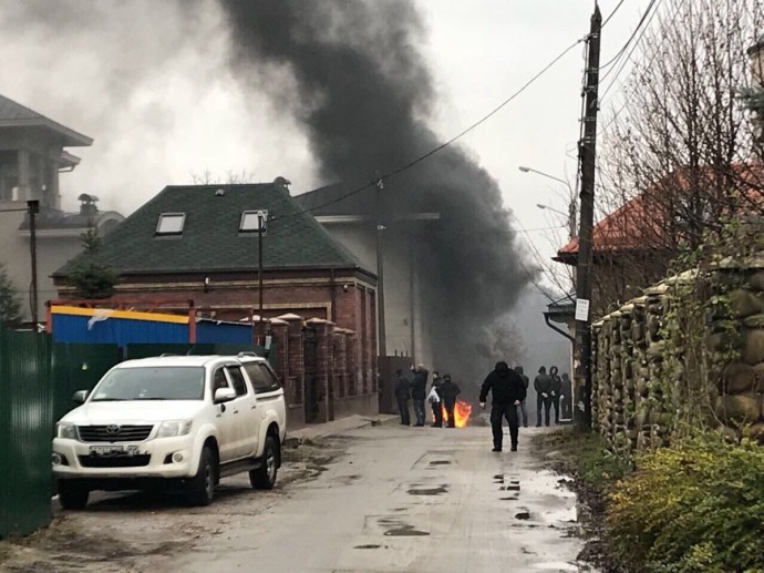 В Киеве под домом экс-министра активисты подожгли шины