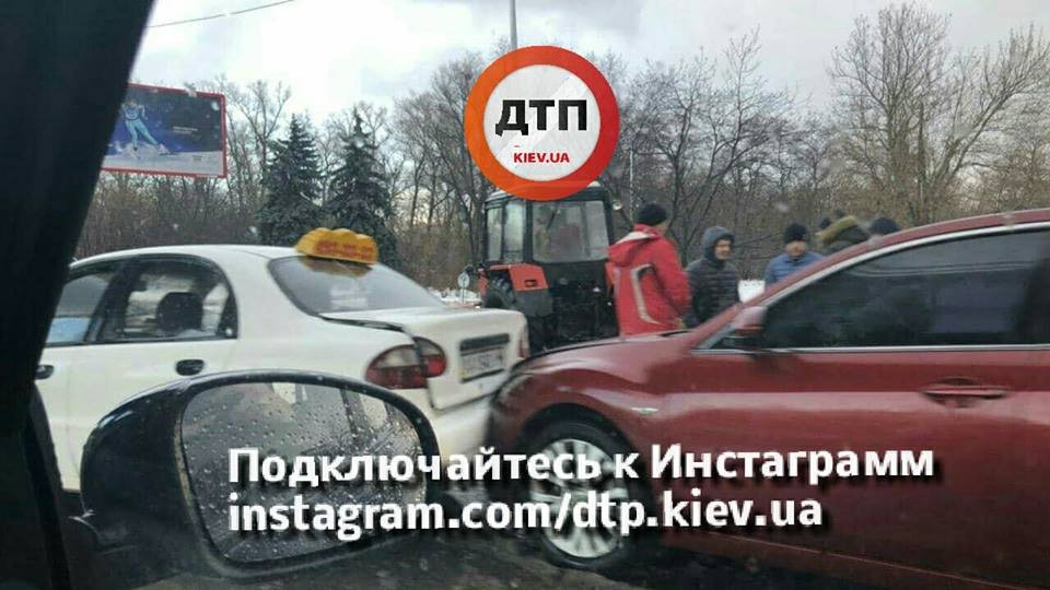 В Киеве произошло ДТП с участием четырех автомобилей