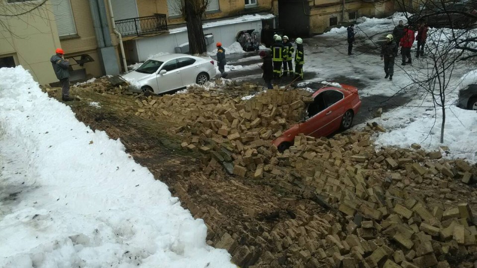 Жуткие кадры: в Киеве рухнула стена дома