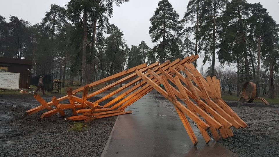 Вандалы превратили парк в Киеве в гору мусора