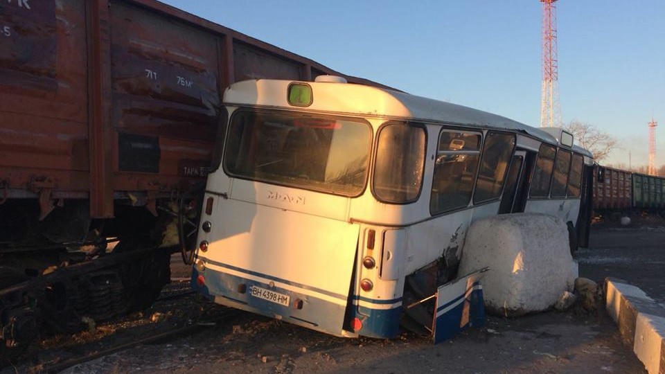 Поезд снес пассажирский автобус: есть пострадавшие