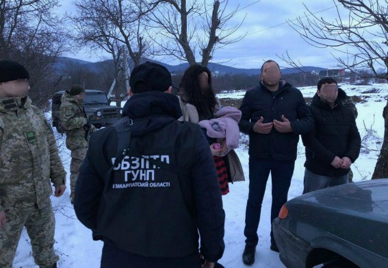 Пограничники задержали группу нелегалов с младенцем