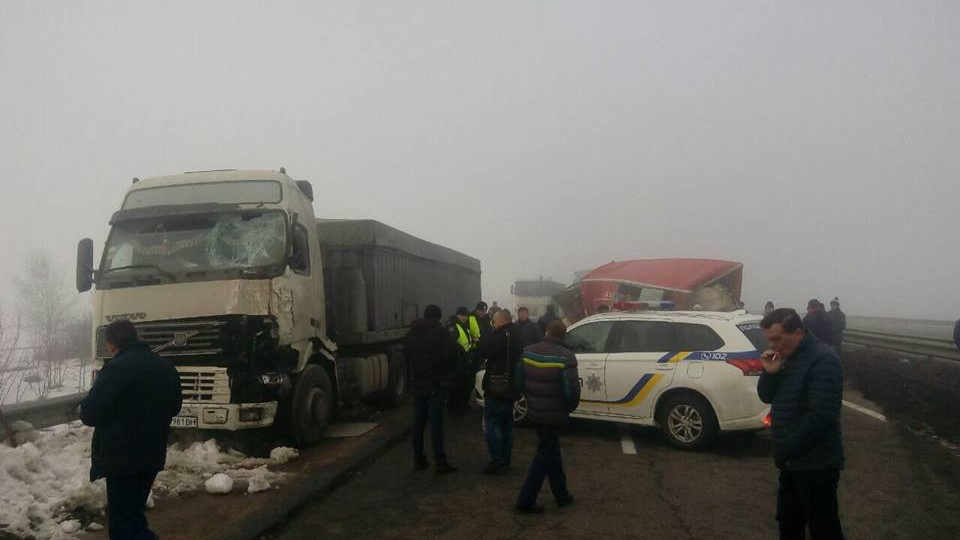 Под Николаевом тяжеловес смял автобус, опубликованы фото