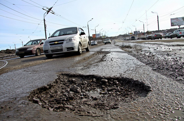 Ямы на дорогах: кто возместит ущерб, видео