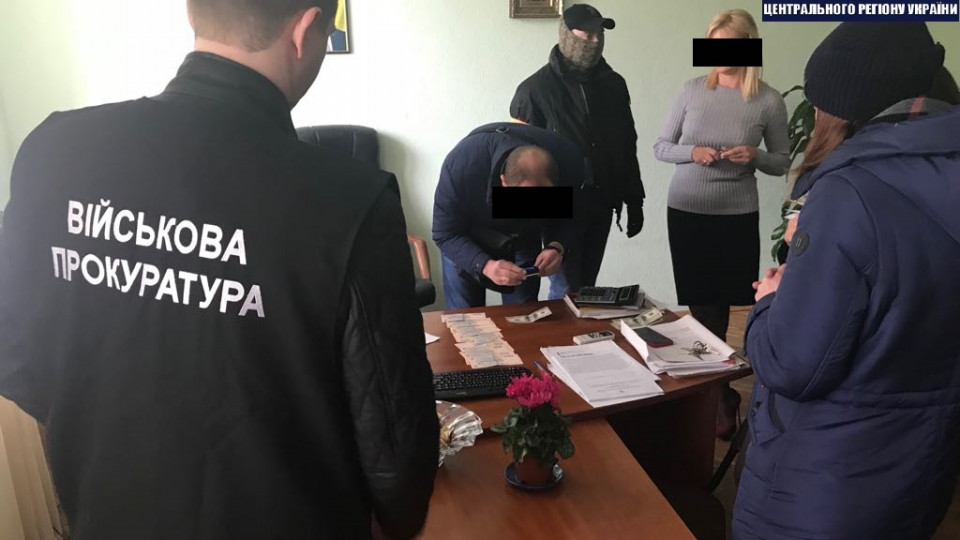 Справка об отсутствии долгов по налогам: в Киеве задержали фискала