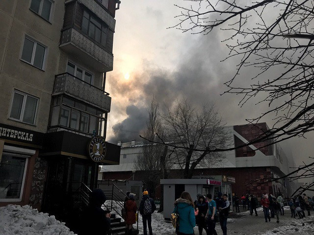 Люди прыгали из окон: появились видео страшного пожара в торговом комплексе в России