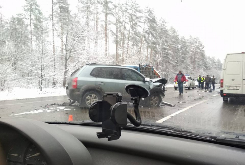 Под Киевом произошло тройное ДТП