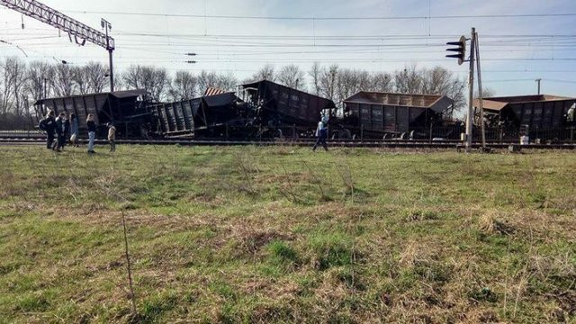 Под Львовом сошли с рельсов до 10 грузовых вагонов