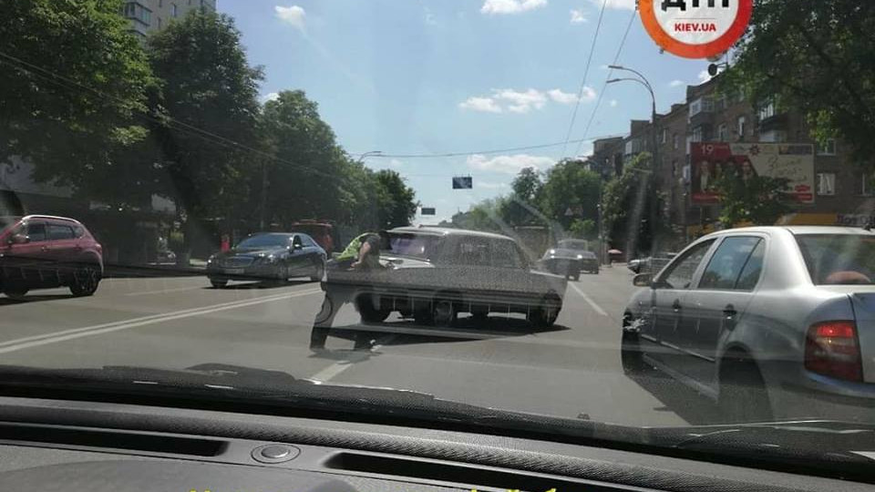 Толкал одной рукой: в Киеве полицейский-богатырь убирал с дороги машину