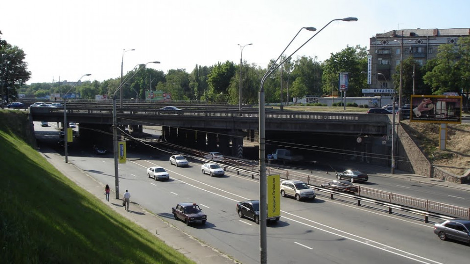 Вандалы уничтожают мост в Киеве