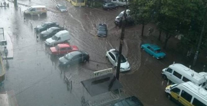 Хмельницкий ушел под воду: появились фото и видео