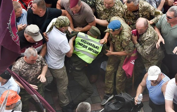 Пора и медикам выходить: в соцсетях обсуждают митинг под Радой