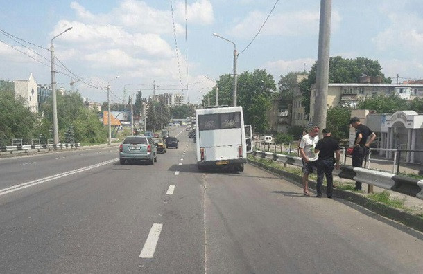 В переполненной маршрутке в Полтаве на ходу отпали два колеса