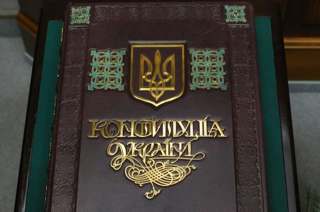 Уважайте идеи и принципы: Порошенко и Гройсман поздравили страну с Днем Конституции