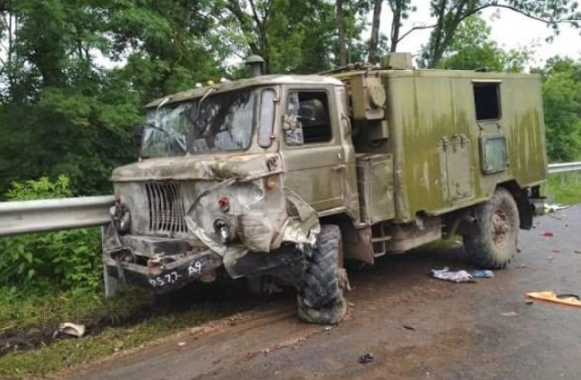 Жуткое ДТП под Тернополем: военный грузовик смял легковушку