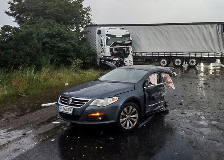 Жуткое ДТП в Киеве: легковушку разорвало пополам