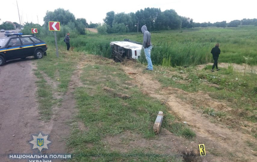 В Ровенской области автобус с пассажирами упал в кювет: опубликованы фото