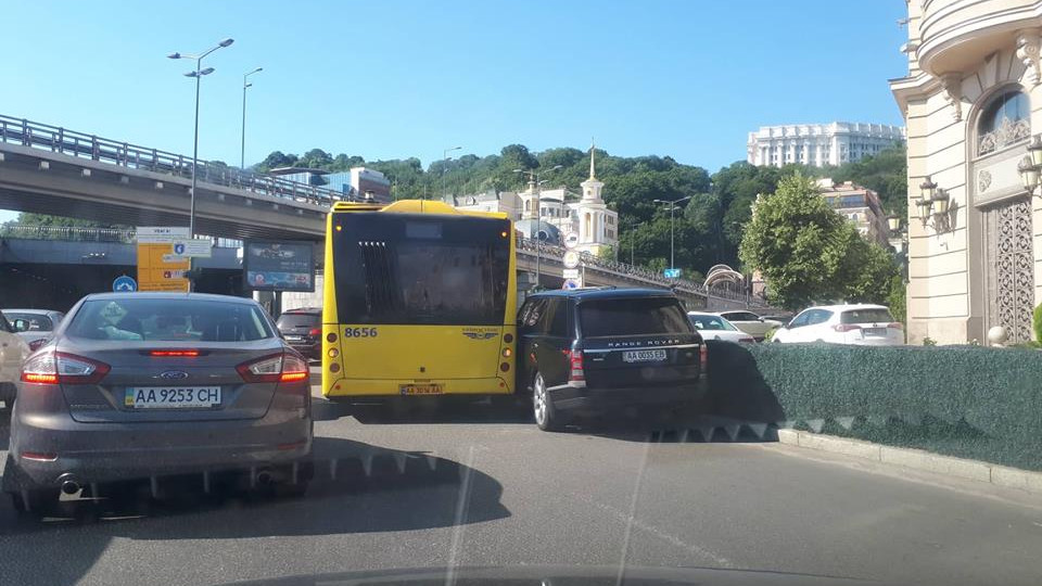 В центре Киева пассажирский автобус наехал на Range Rover