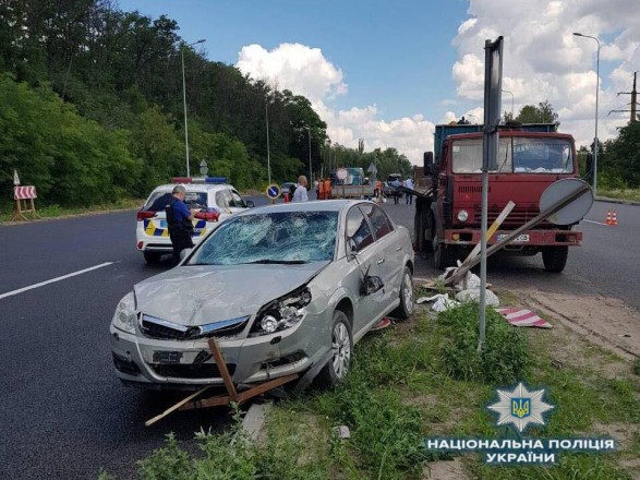 Жуткое ДТП под Киевом: автомобиль на скорости «снес» группу рабочих