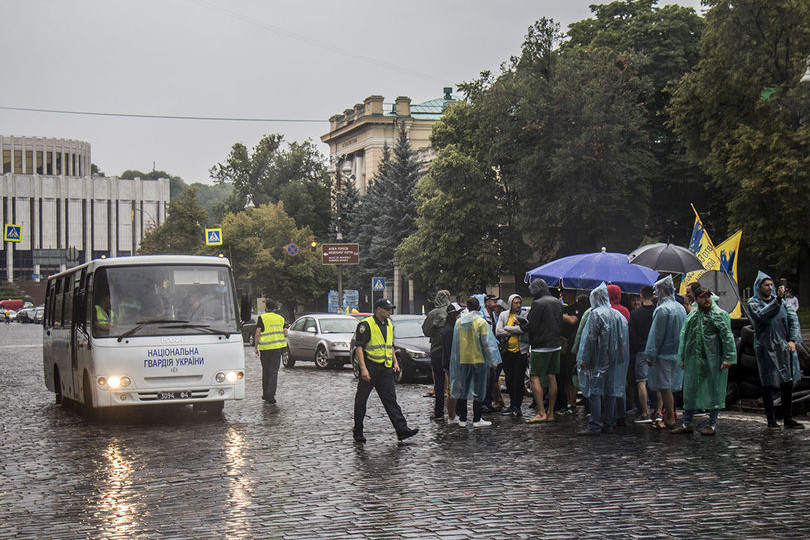 Виновата неграмотная политика: в соцсетях обсуждают митинг «евробляхеров»