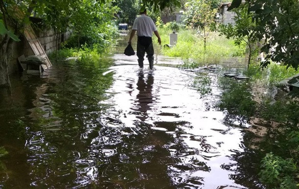 В Днепре вода из метрополитена подтопила частные дома