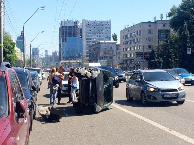 В столице возле зоопарка перевернулся автомобиль с детьми