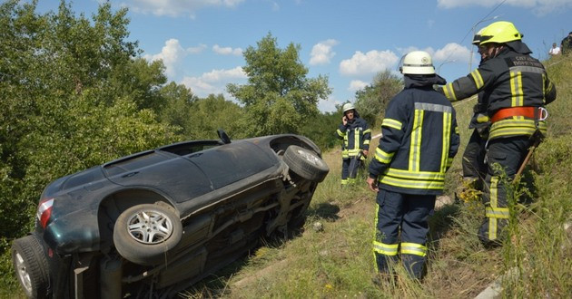 В Днепре автомобиль упал с моста на остров, водитель чудом выжил