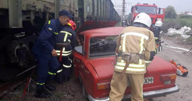 Жуткое ДТП в Хмельницкой области: легковушка протаранила поезд