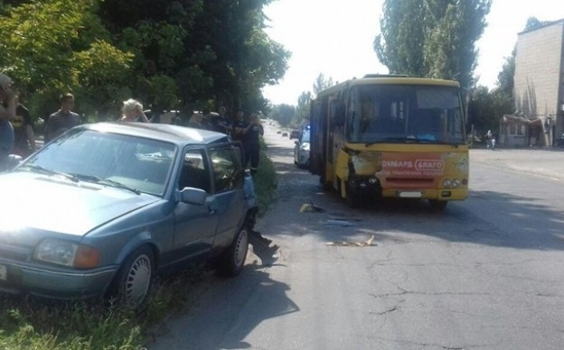 Странное ДТП в Запорожье: маршрутка с людьми вылетела на обочину