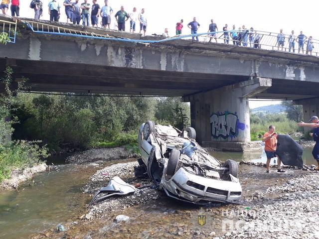 Во Львовской области автомобиль упал с моста: пострадал ребенок