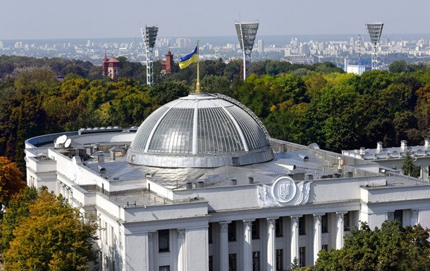 Под Радой требуют упростить процедуру получения украинского гражданства