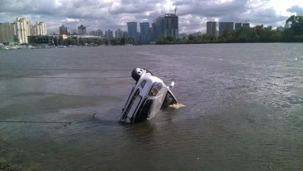 Страшная ловушка: в Киеве автомобиль с водителем упал в Днепр