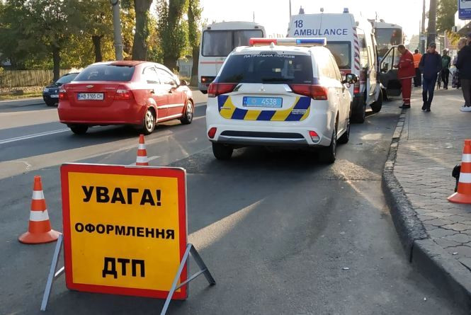 Неадекватный водитель разбил битой окна в маршрутке с людьми: подробности