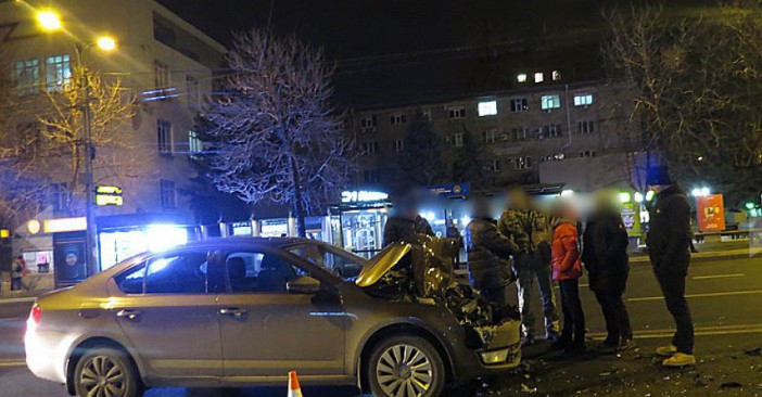 В Мариуполе легковушка влетела в военный автомобиль