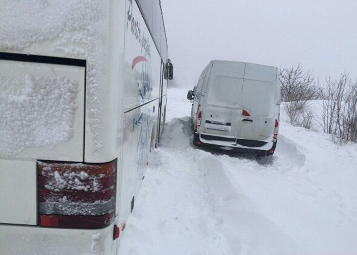 ЧП под Харьковом: автобусы с людьми попали в снежную ловушку