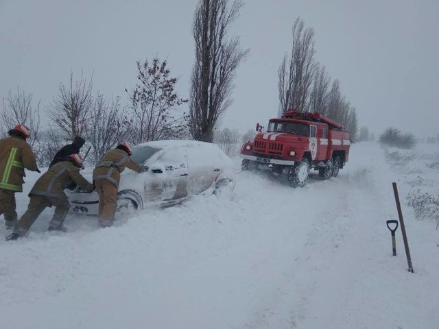 В четырех областях Украины ограничили движение транспорта