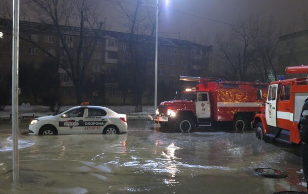 Потоп на бульваре Верховной Рады: застряли аварийные автомобили