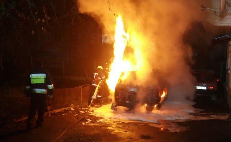 Невідомі у Рівному спалили автомобіль