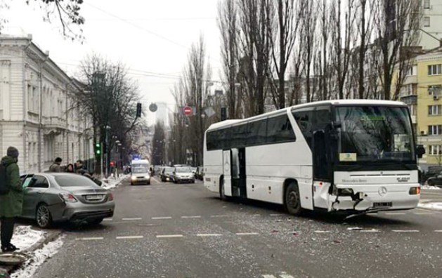 Выбросило на тротуар: в центре Киева произошло ДТП с участием военного автобуса