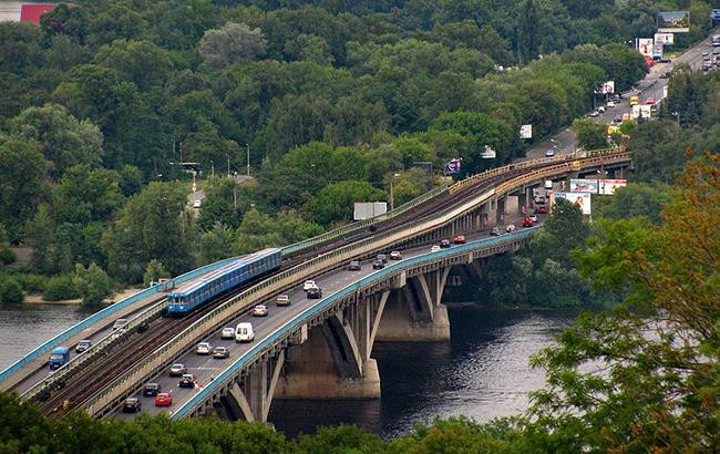 В Киеве перекроют движение на одном из мостов: что известно